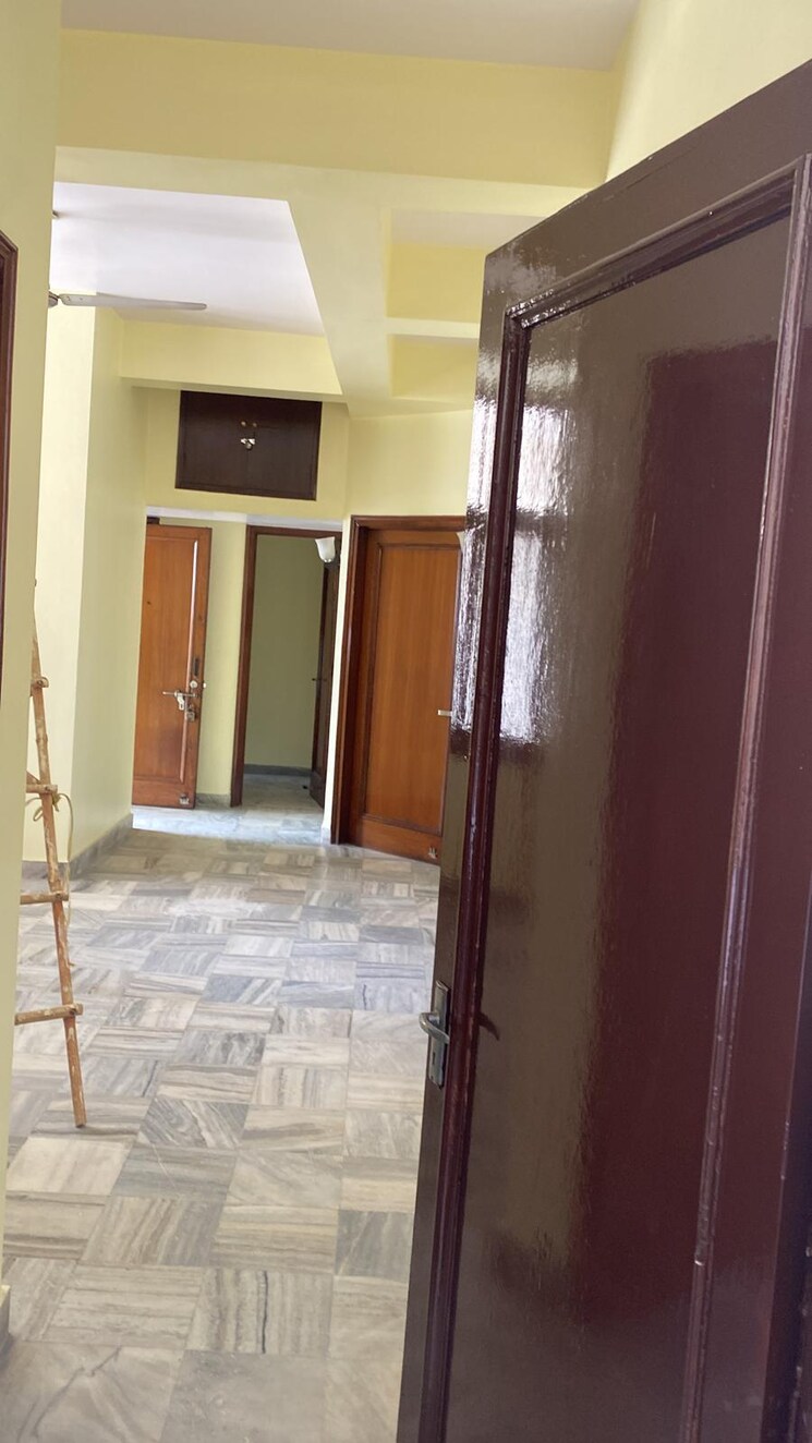 Room, greater kailash ii 2 Bedroom 300 Sq.Yd. Builder Floor In Greater Kailash ii Delhi 9619400