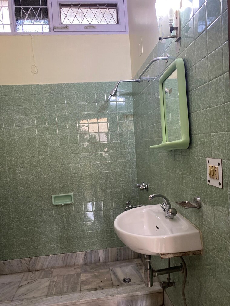 Bathroom, greater kailash ii 2 Bedroom 300 Sq.Yd. Builder Floor In Greater Kailash ii Delhi 9619400