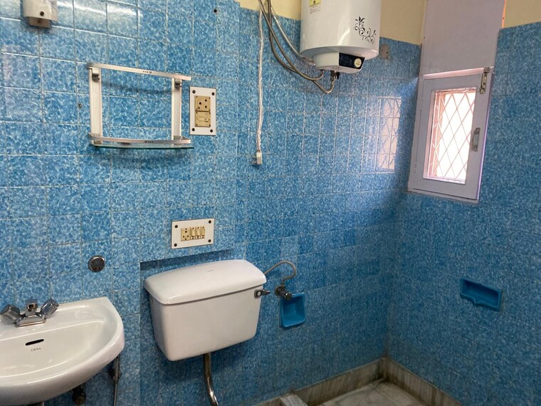 Bathroom, greater kailash ii 2 Bedroom 300 Sq.Yd. Builder Floor In Greater Kailash ii Delhi 9619400