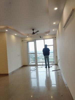 Room in 3 BHK Apartment at Dhoot Time Residency, Sector 63 – for Rent