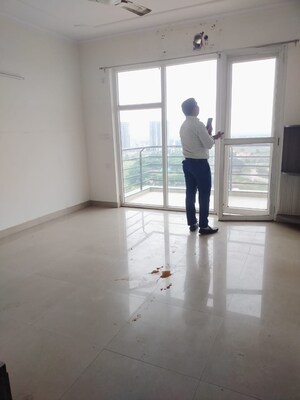 Room in 4 BHK Apartment at Dhoot Time Residency, Sector 63 – for Rent