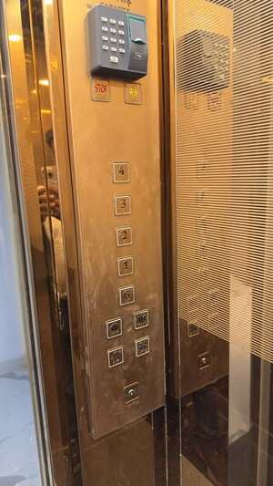 Lift in 4 BHK Builder Floor at Panchkula Urban Estate – for Sale