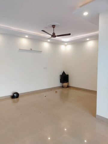 Room in 4 BHK Apartment at Dhoot Time Residency, Sector 63 – for Rent