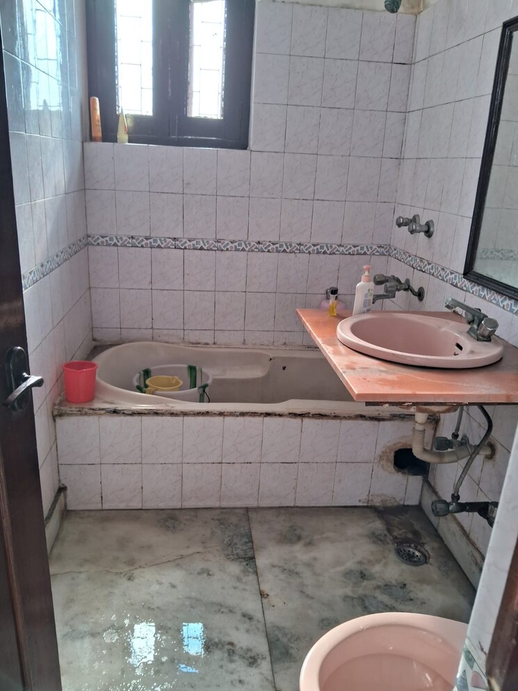 Attached Bathroom, boutique-residential-apartments-e-335 2 Bedroom 1100 Sq.Ft. Builder Floor In East Of Kailash Delhi 9620043