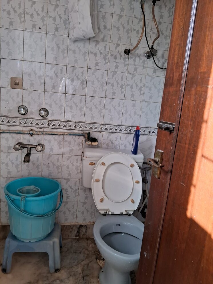 Bathroom, boutique-residential-apartments-e-335 2 Bedroom 1100 Sq.Ft. Builder Floor In East Of Kailash Delhi 9620043