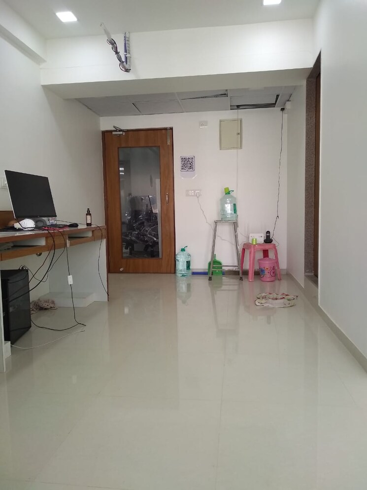 Other, sola road Commercial Office Space 600 Sq.Ft. In Sola Road Ahmedabad 9620072