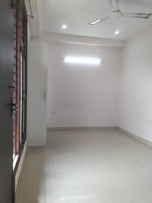 Room in 2 BHK Builder Floor at Sector 9a – for Rent