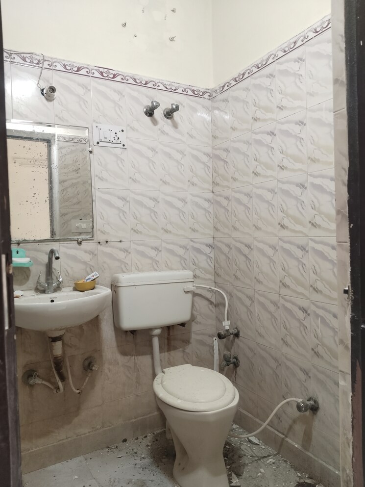 Bathroom, realtech-fbd-one 1 Bedroom 1050 Sq.Ft. Builder Floor In Sector 37 Faridabad 9620339