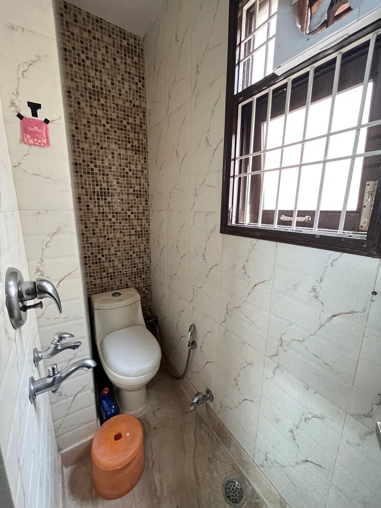 Bathroom, k-block-central-square-awasiya-vikas-samiti 2 Bedroom 1000 Sq.Ft. Builder Floor In Kalkaji Delhi 9620405