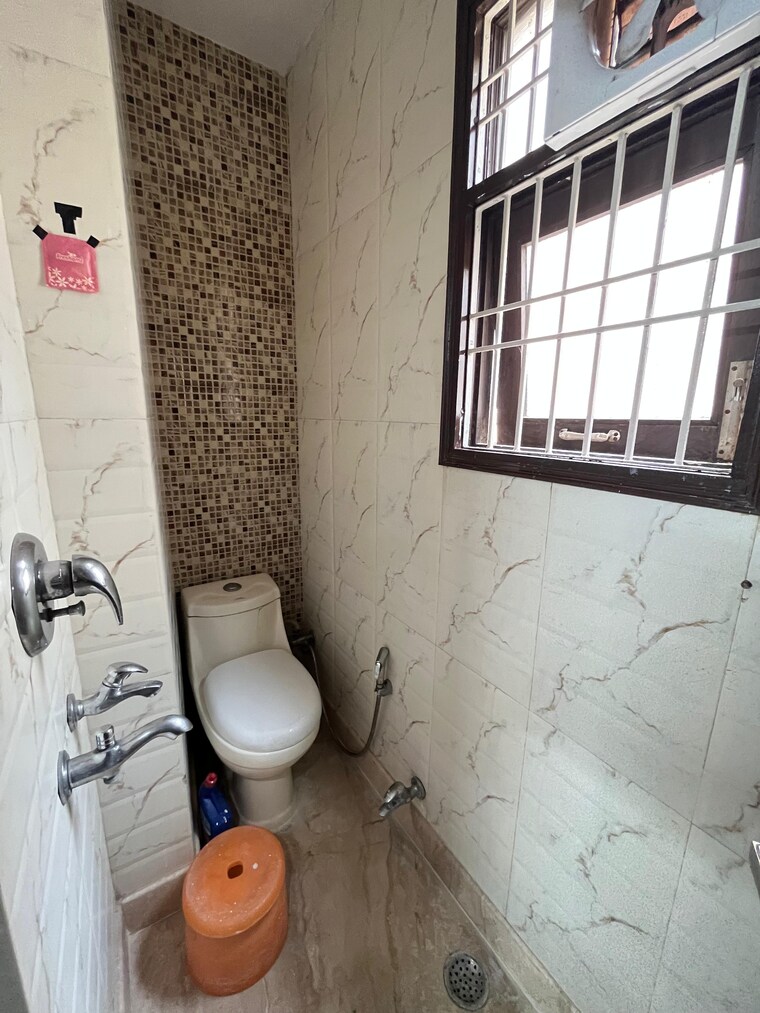 Bathroom, k-block-central-square-awasiya-vikas-samiti 2 Bedroom 1000 Sq.Ft. Builder Floor In Kalkaji Delhi 9620405