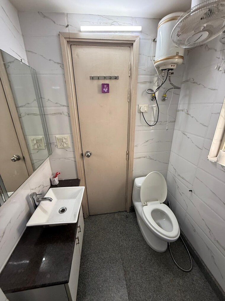 Attached Bathroom, kalkaji 1 RK 500 Sq.Ft. Builder Floor In Kalkaji Delhi 9620507