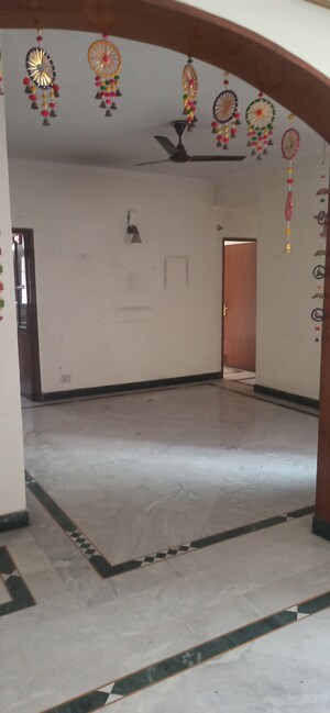 Building Lobby in 3 BHK Apartment at Sanskriti Apartments Gurgaon, Sector 43 – for Rent