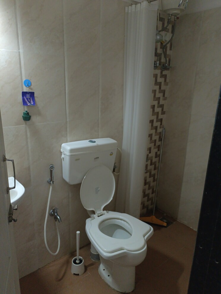 Bathroom, hubtown-greenwoods 3 Bedroom 751 Sq.Ft. Apartment In Vartak Nagar Thane 9620810