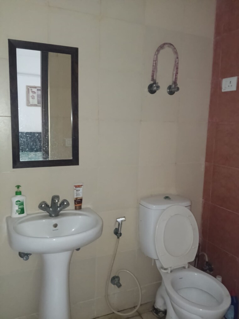 Bathroom, mahagun-mywoods 3 Bedroom 1370 Sq.Ft. Apartment In Sector 16c Greater Noida Greater Noida 9621016