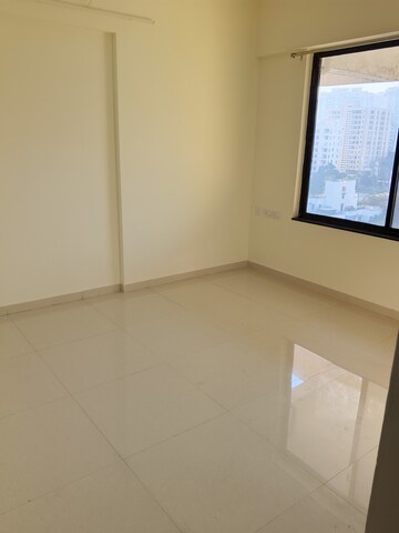 Room in 3 BHK Apartment at Vedant Kingston Atlantis, Nibm Annexe – for Rent