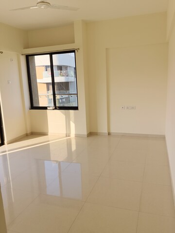 Room in 3 BHK Apartment at Vedant Kingston Atlantis, Nibm Annexe – for Rent