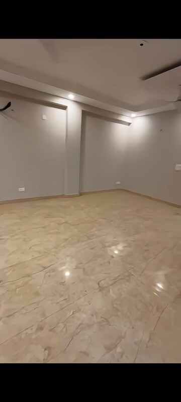 Room in 3 BHK Builder Floor at Saket – for Rent