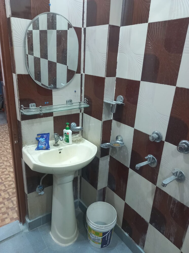 Attached Bathroom, om vihar 1 Bedroom 400 Sq.Ft. Builder Floor In Om Vihar Delhi 9621392