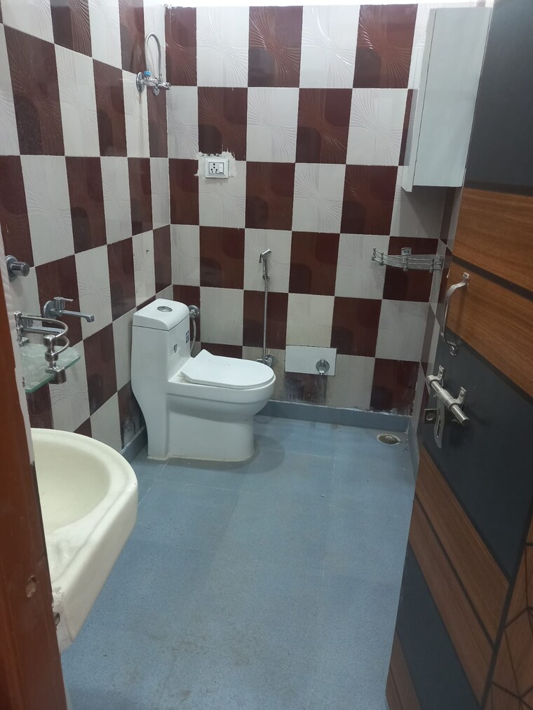 Attached Bathroom, om vihar 1 Bedroom 400 Sq.Ft. Builder Floor In Om Vihar Delhi 9621392
