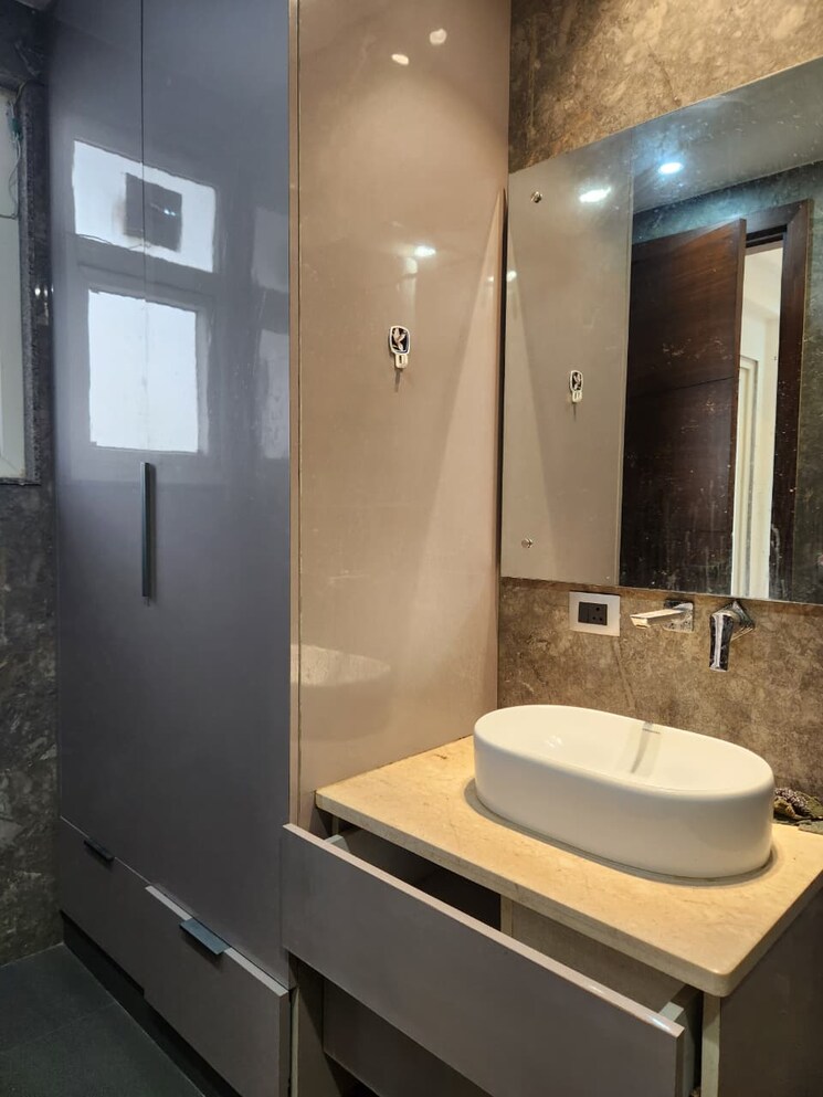 Bathroom, palam-vihar-residents-association 4 Bedroom 360 Sq.Yd. Builder Floor In Palam Vihar Gurgaon 9621619