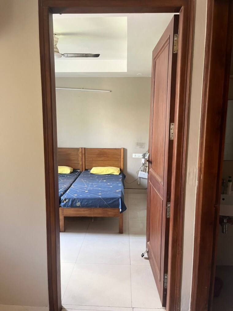 Room, sector 44 1.5 Bedroom 440 Sq.Ft. Builder Floor In Sector 44 Gurgaon 9621724