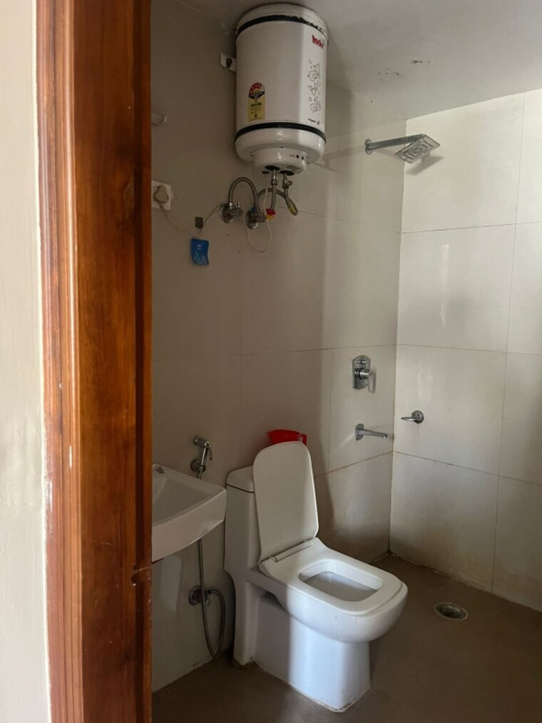 Bathroom, sector 44 1.5 Bedroom 440 Sq.Ft. Builder Floor In Sector 44 Gurgaon 9621724