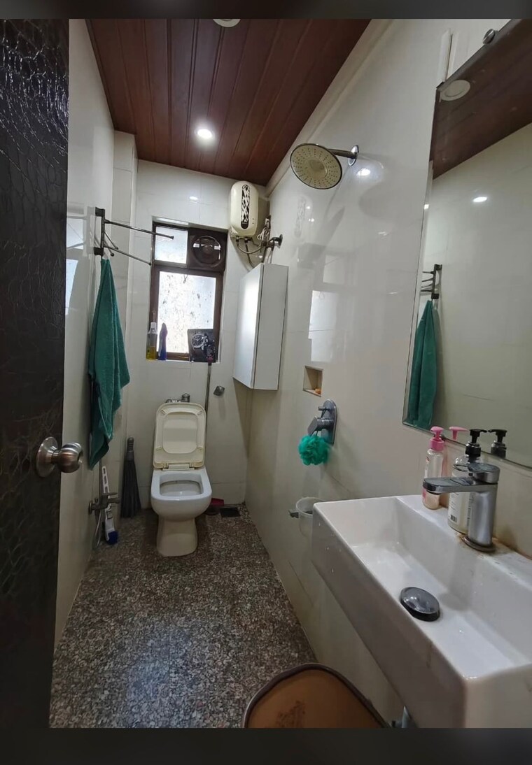 Bathroom, andheri west 2 Bedroom 750 Sq.Ft. Apartment In Andheri West Mumbai 9621667