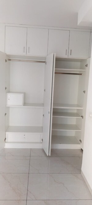 Room in 2 BHK Apartment at Rishita Manhattan, Gomti Nagar – for Rent