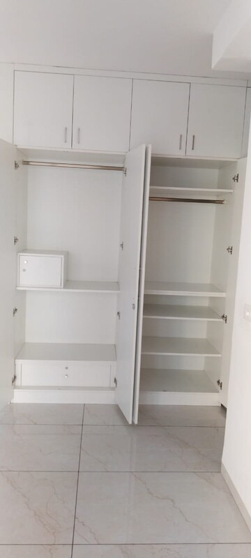 Room in 2 BHK Apartment at Rishita Manhattan, Gomti Nagar – for Rent