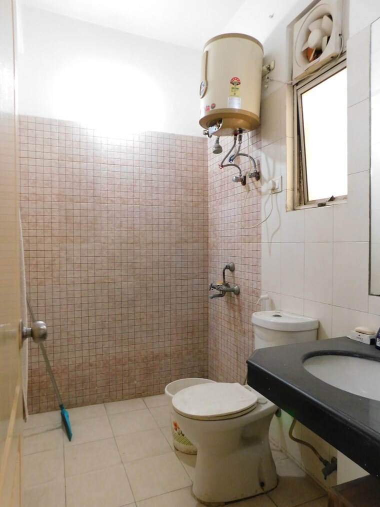 Bathroom, prateek-grand-city 2.5 Bedroom 1155 Sq.Ft. Apartment In Siddharth Vihar Ghaziabad 9621745