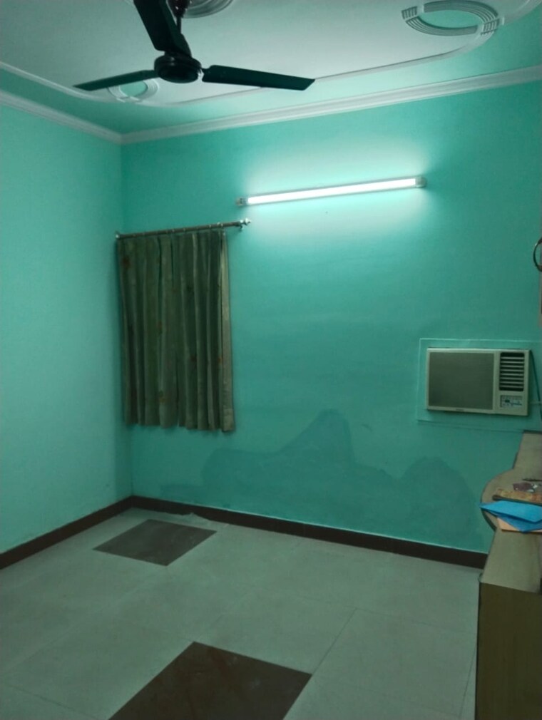 Room, janakpuri 3 Bedroom 1350 Sq.Ft. Apartment In Janakpuri Delhi 9621951