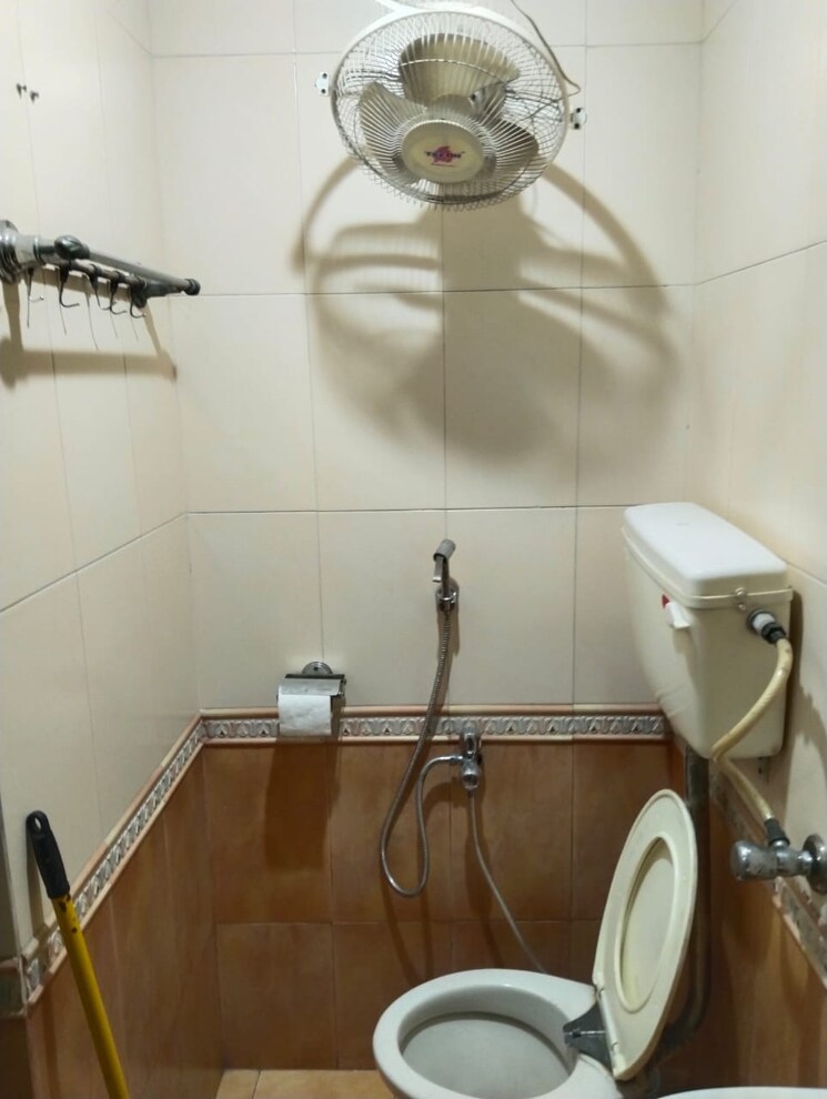 Attached Bathroom, janakpuri 3 Bedroom 1350 Sq.Ft. Apartment In Janakpuri Delhi 9621951