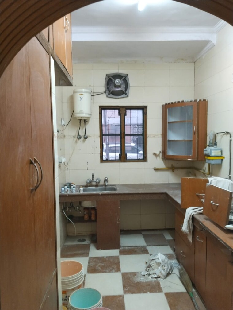 Attached Bathroom, janakpuri 3 Bedroom 1350 Sq.Ft. Apartment In Janakpuri Delhi 9621951