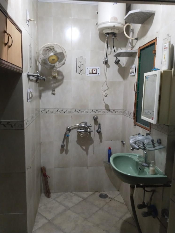 Bathroom, janakpuri 3 Bedroom 1350 Sq.Ft. Apartment In Janakpuri Delhi 9621951