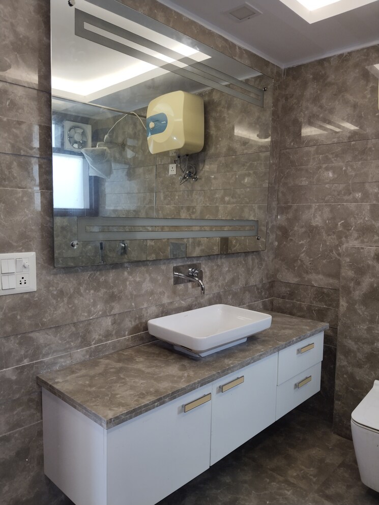 Bathroom, safdarjung enclave 4 Bedroom 4500 Sq.Ft. Apartment In Safdarjung Enclave Delhi 9622097