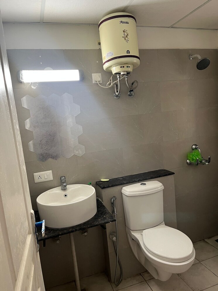 Attached Bathroom, international airport road 2 Bedroom 1250 Sq.Ft. Apartment In International Airport Road Zirakpur 9622196