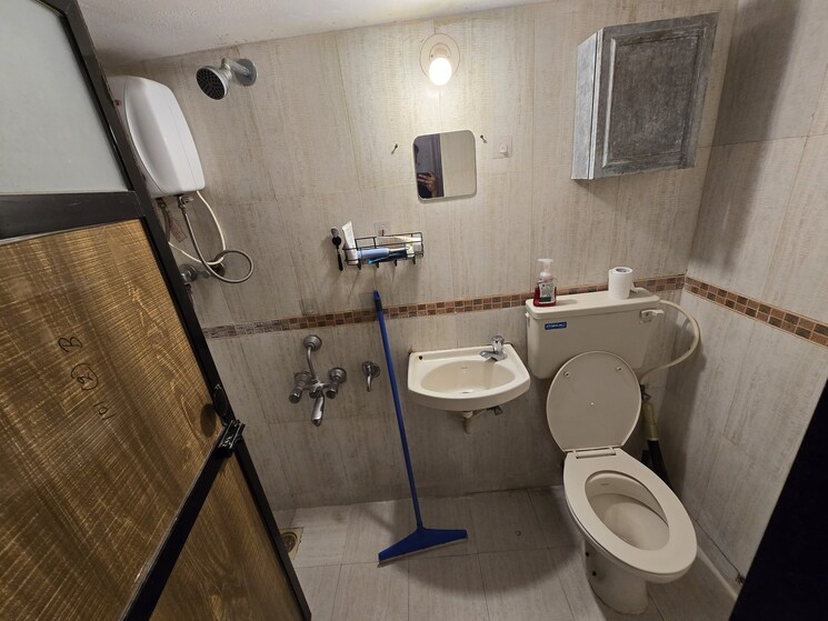 Bathroom, worli 2 Bedroom 700 Sq.Ft. Apartment In Worli Mumbai 9622562