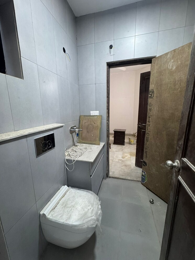 Attached Bathroom, shivalik colony 3 Bedroom 1800 Sq.Ft. Builder Floor In Shivalik Colony Delhi 9622567
