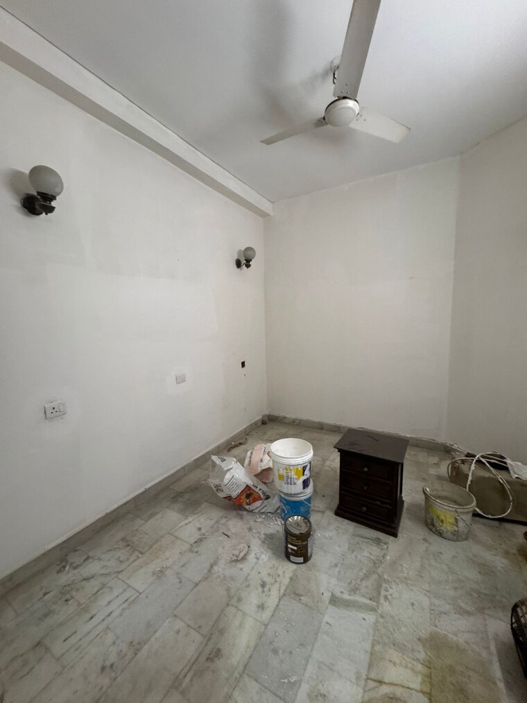 Room, shivalik colony 3 Bedroom 1800 Sq.Ft. Builder Floor In Shivalik Colony Delhi 9622567