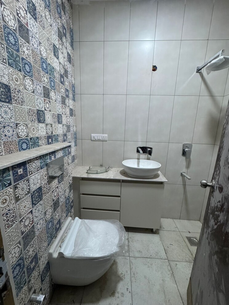 Bathroom, shivalik colony 3 Bedroom 1800 Sq.Ft. Builder Floor In Shivalik Colony Delhi 9622567