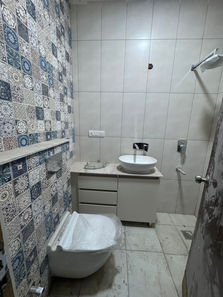 Bathroom, shivalik colony 3 Bedroom 1800 Sq.Ft. Builder Floor In Shivalik Colony Delhi 9622567