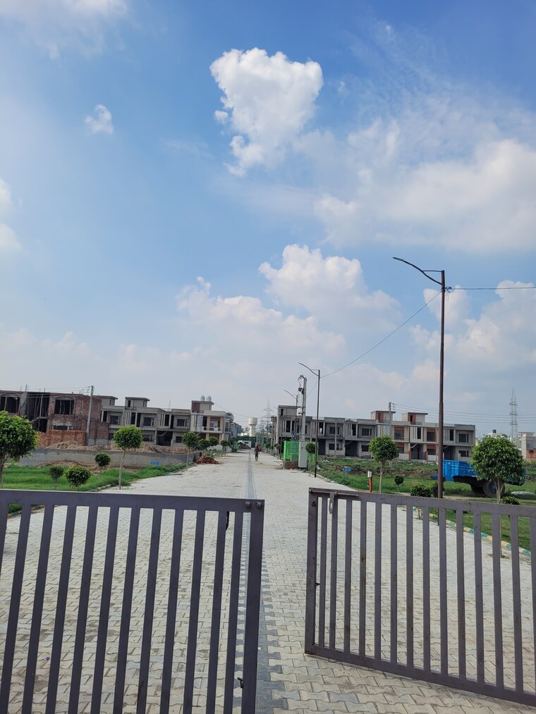 Balcony, kharar road 4 Bedroom 950 Sq.Ft. Apartment In Kharar Road Mohali 9622591