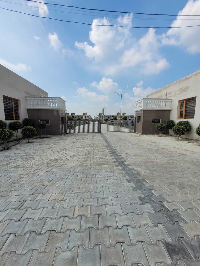 Parking, kharar road 4 Bedroom 950 Sq.Ft. Apartment In Kharar Road Mohali 9622591