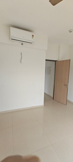 2 BHK Apartment For Rent in Lodha Vista, Lower Parel