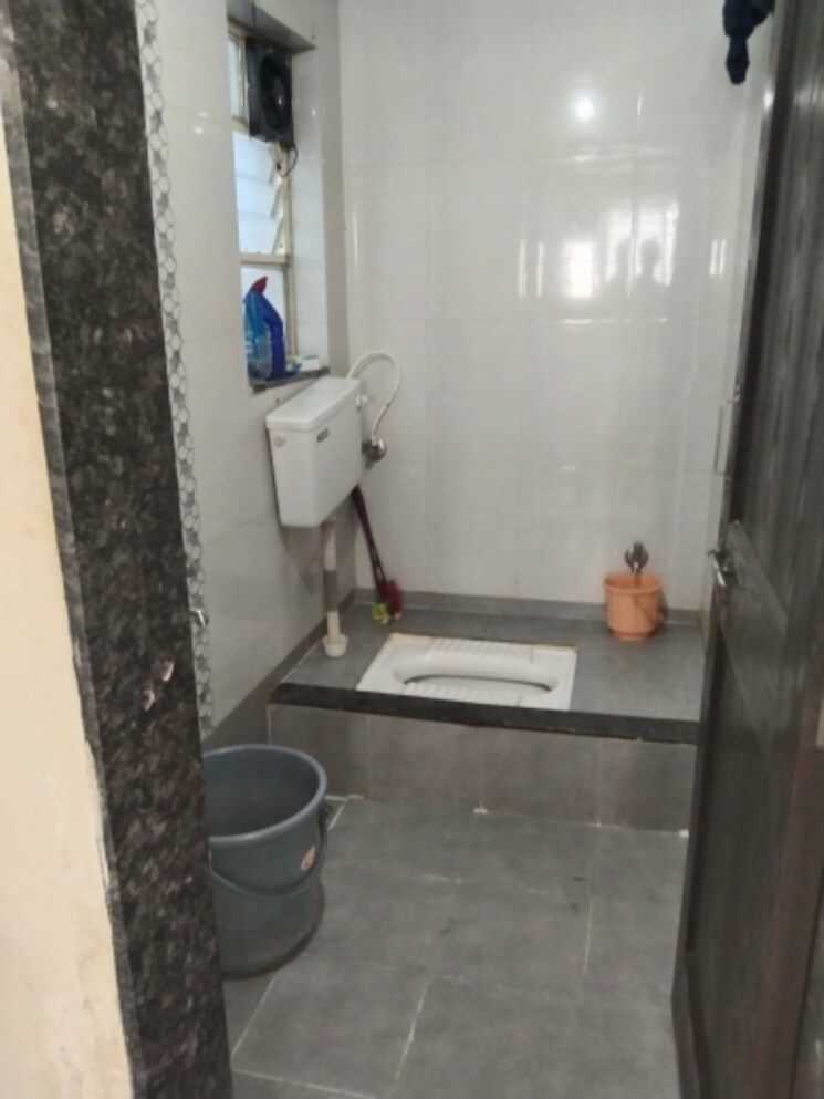 Bathroom, mig-colony-gokhalenagar 1 Bedroom 500 Sq.Ft. Apartment In Gokhalenagar Pune 9618074