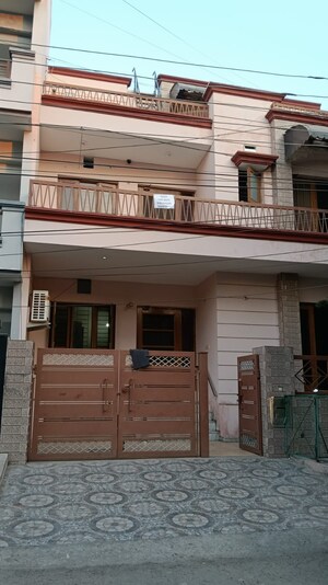 2 BHK Builder Floor For Rent in Sector 80