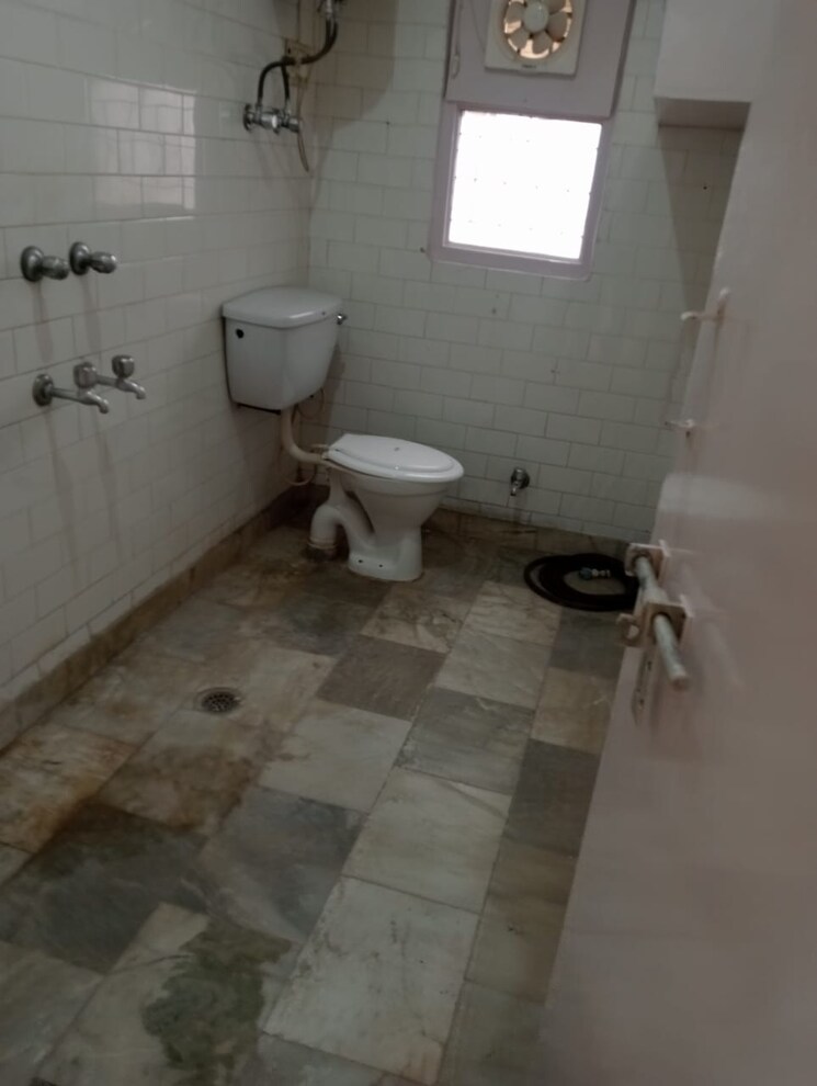 Bathroom, bhagyawan-apartments 2.5 Bedroom 850 Sq.Ft. Apartment In Mayur Vihar 1 Delhi 9622752
