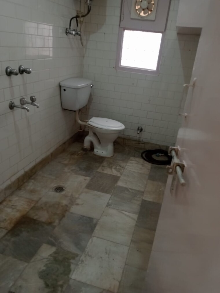 Bathroom, bhagyawan-apartments 2.5 Bedroom 850 Sq.Ft. Apartment In Mayur Vihar 1 Delhi 9622752