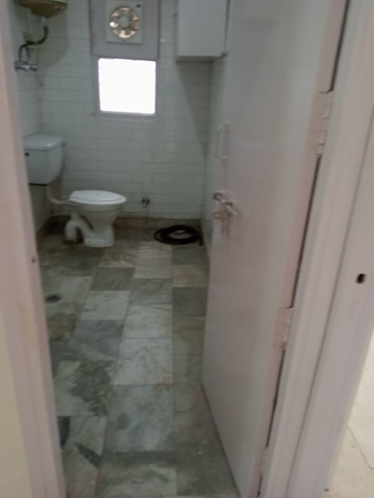 Bathroom, bhagyawan-apartments 2.5 Bedroom 850 Sq.Ft. Apartment In Mayur Vihar 1 Delhi 9622752
