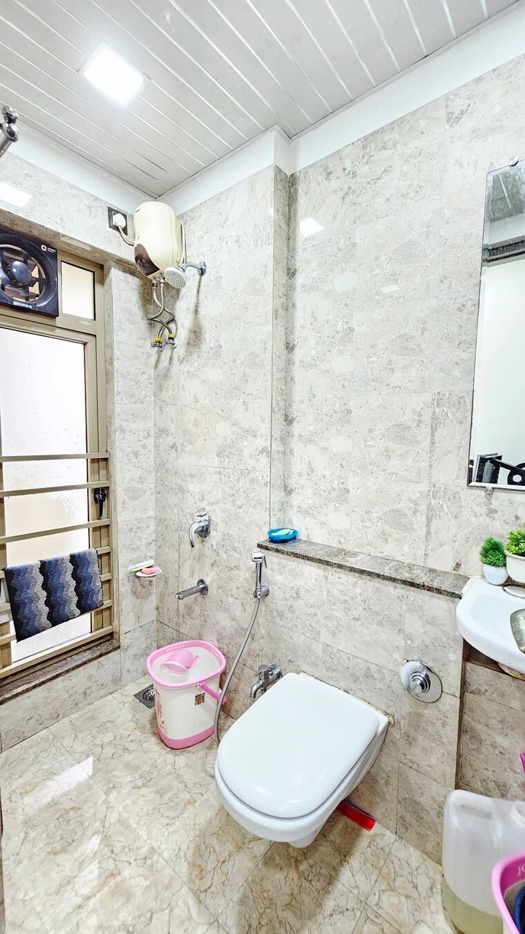 Bathroom, andheri east 2.5 Bedroom 880 Sq.Ft. Apartment In Andheri East Mumbai 9622852
